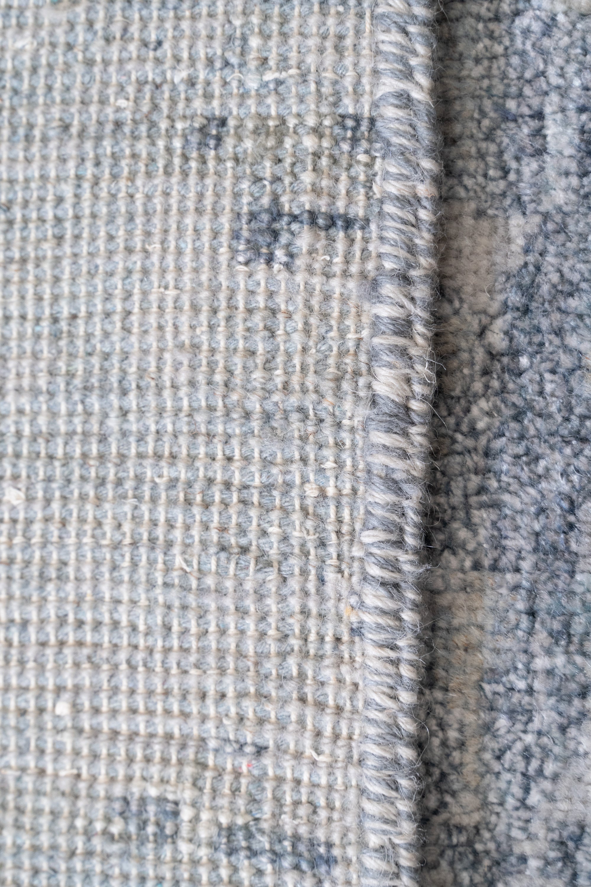 DC KM2 SILVER MULTI - Großer Wohnzimmerteppich 240x306 Grau