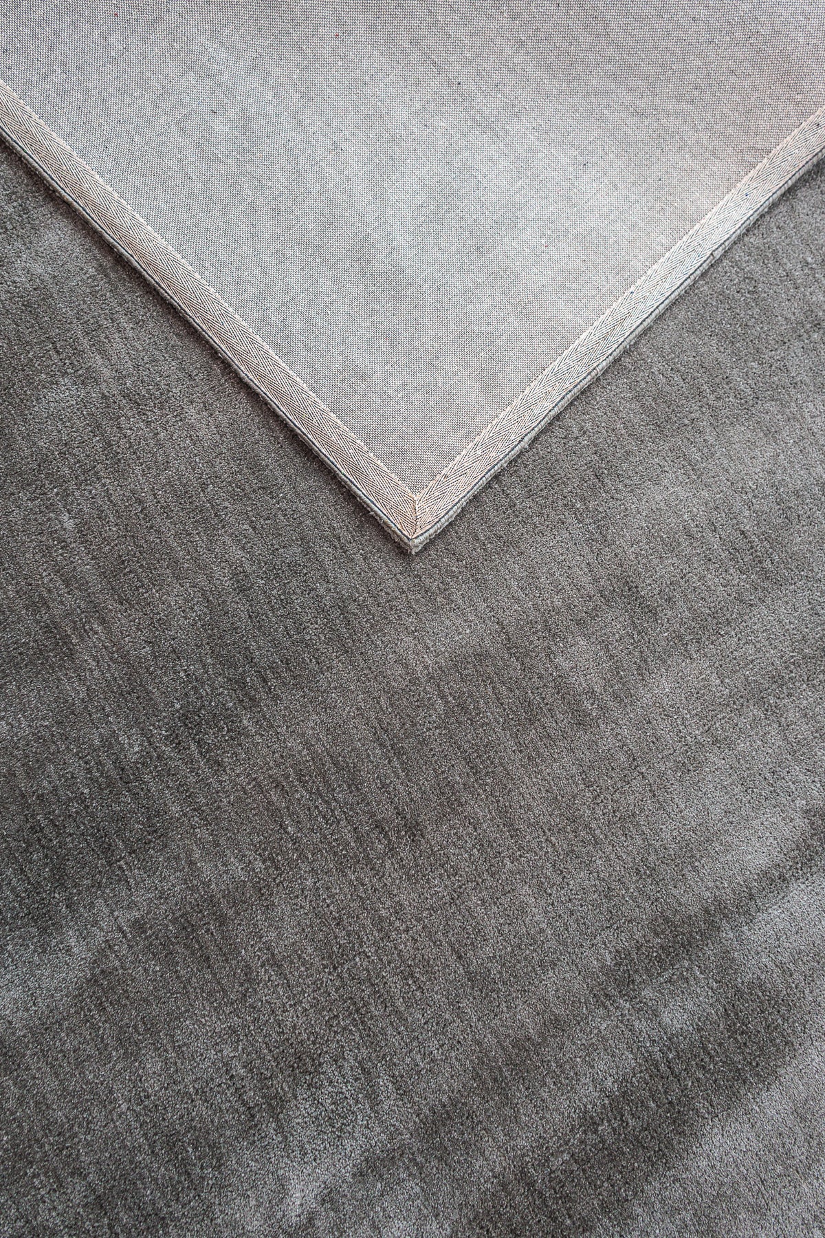 Teppich Togo Grey – Weicher Polyester-Teppich für das Wohnzimmer